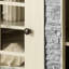 Meuble télé blanc avec bordure en faux pierre, 70 po de largeur, 2 portes de rangement, 75 po de compatibilité, 6 passe-câbles, 4 tablettes réglables de 70,75 po de long, capacité, ouvertures