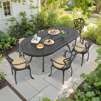 Table de salle à manger ovale de patio de 208 cm (81,89 po) de long avec trou pour parasol et 6 fauteuils avec coussins beiges, ensemble de 7 pièces