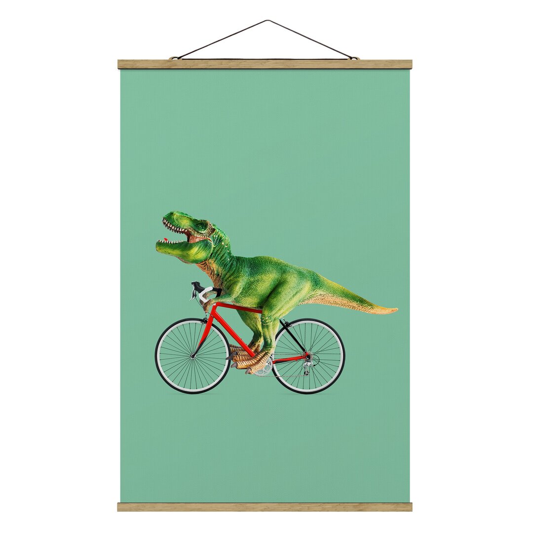 Stoffbild mit Plakatstreifen - Jonas Loose - Dinosaurier Mit Fahrrad - Portrait 3:2