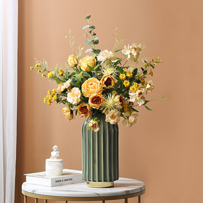 Arrangement floral artificiel dans un vase