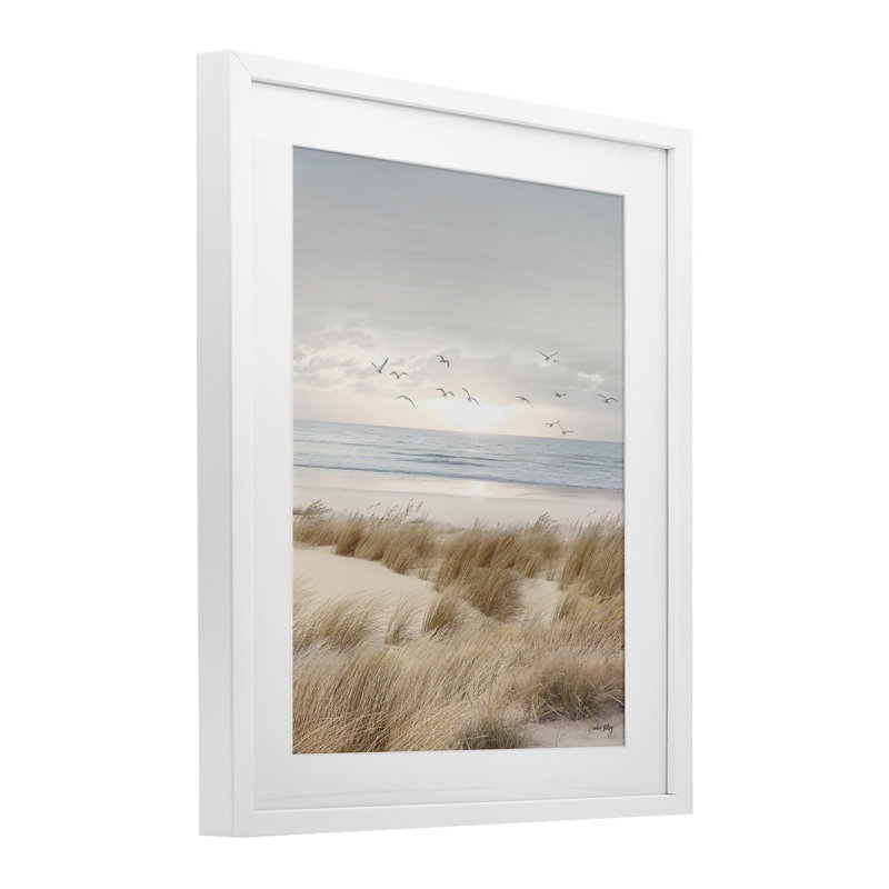 «Coastal Dreams Seagulls», reproduction sous verre encadrée, design par Amber Sterling, H 16 po x l 13 po, Cadre noir minuit
