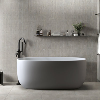 Baignoire indépendante en résine de 47 po à surface solide en pierre, une baignoire indépendante de conception moderne avec drain escamotable et tuyaux de trop-plein, convenant aux petites maisons