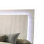 Lit double Hyao avec tête de lit à DEL et fini blanc antique délavé-117559461