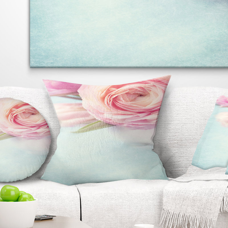 Fleurs roses pleine fleur dans un vase - coussin à imprimé floral, 16 po x 1 po, Coussin décoratif