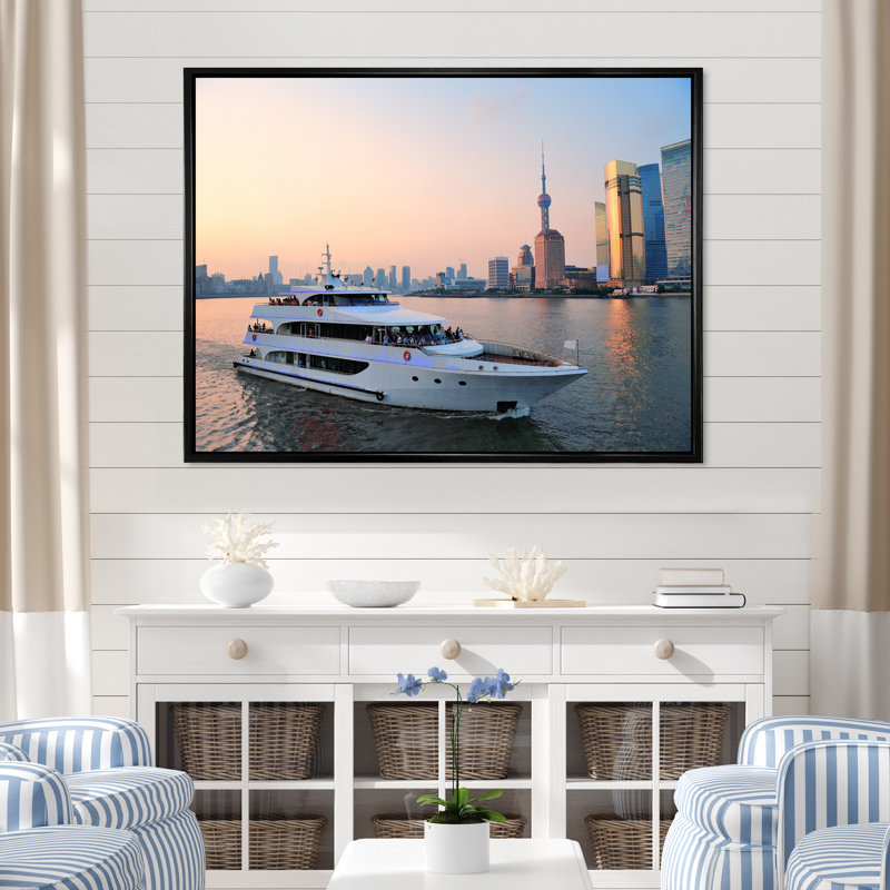 Yacht dans la baie de Changhaï - reproduction, Cadre flottant noir, H 30 po x l 40 po