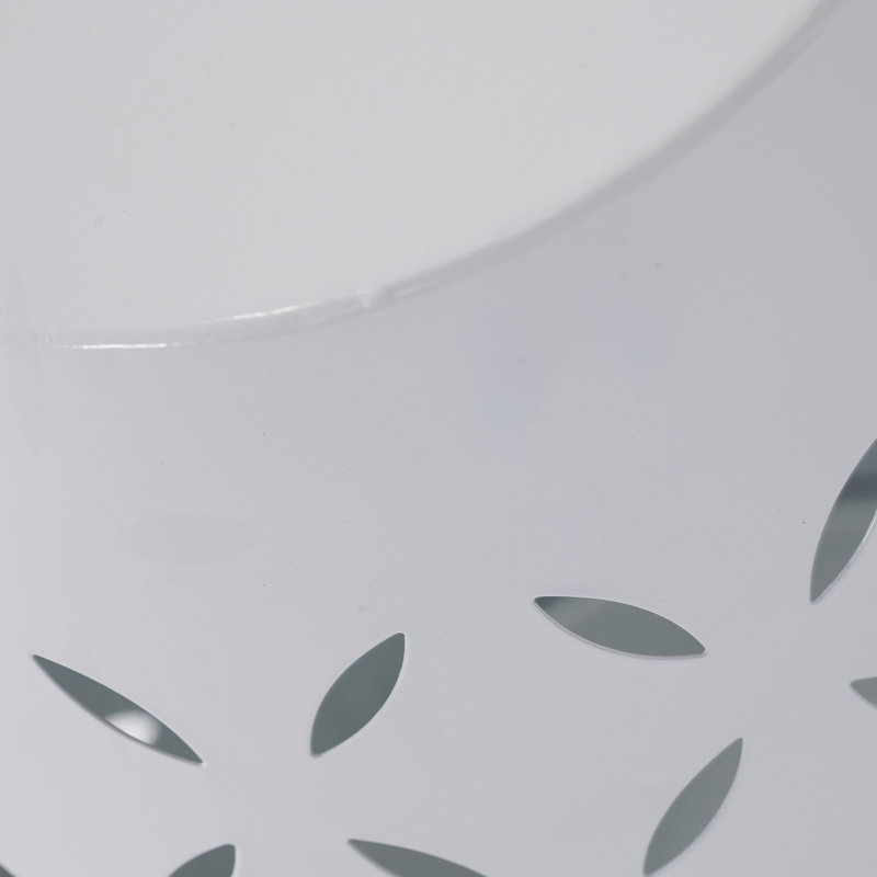 Table d'appoint tonneau en dentelle Lace-Cut, conception résistante aux intempéries et moderne pour les espaces extérieurs