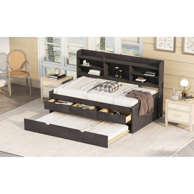 Lit double en bois blanc avec tablettes intégrées, trois tiroirs de rangement généreux et une bibliothèque gigogne, une commode pratique