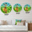 Combat de deux girafes sur fond vert - horloge murale-60187409