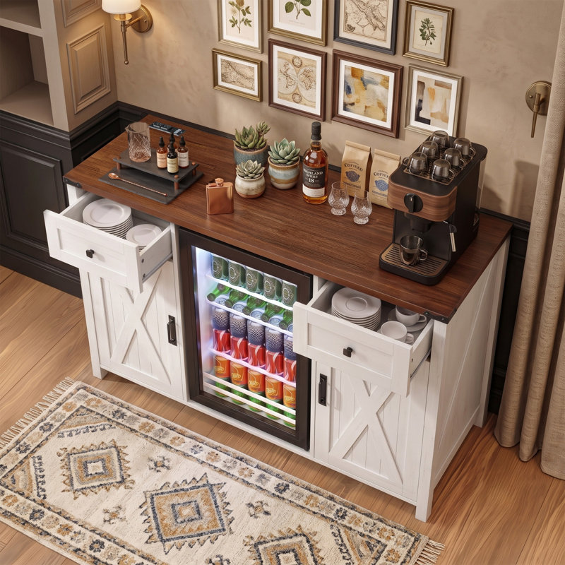 Meuble de 135 cm réfrigéré de style campagnard avec prise électrique, meuble-bar à café avec rangement, mini-réfrigérateur/cave à vin à 2 portes et 2 tiroirs, buffet avec portes coulissantes de style grange pour salon, cuisine blanche