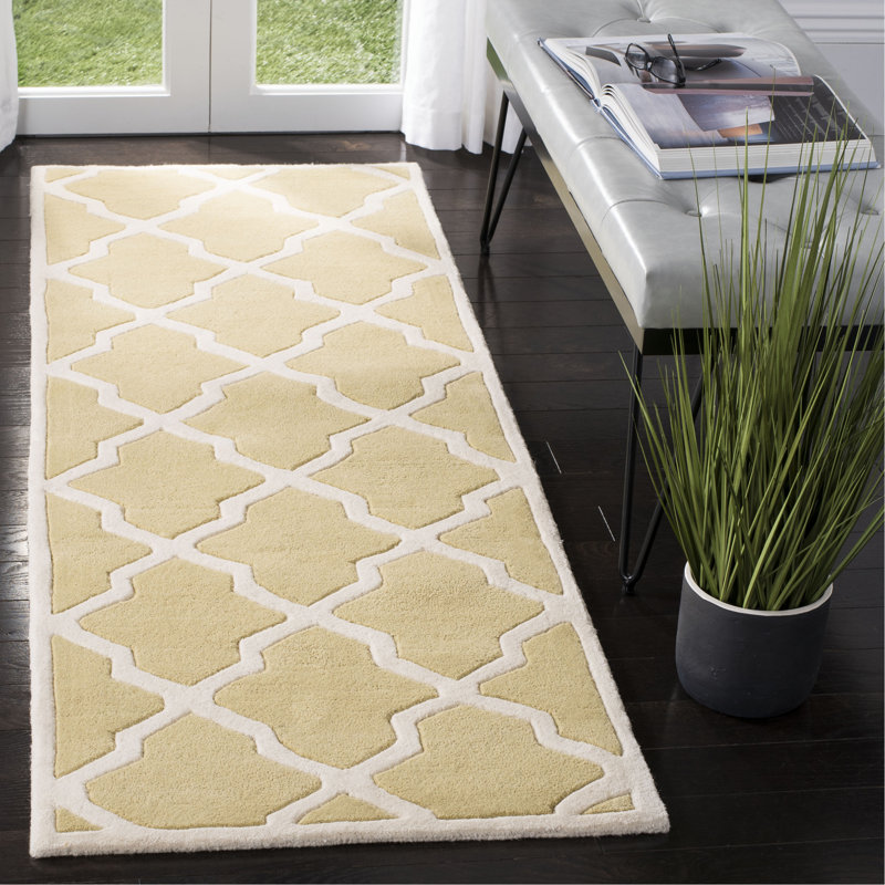 Tapis doré / ivoire en laine touffeté à la main à motif géométrique Carolene, Tapis de couloir 2 pi 3 po x 7 pi