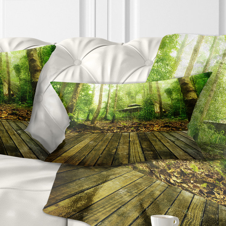 Coussin lombaire en bois plateforme dans une forêt paysager