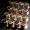 Ensemble de boîtes à épices magnétiques avec plaques murales, 16 pots de 3 oz avec couvercle transparent, 2 styles de distributeur et 100 étiquettes pré-imprimées pour l'organisation de la cuisine