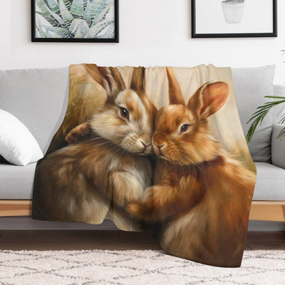 Deux lapins qui s'embrassent chaleureusement dans un jeté en flanelle de luxe, une couverture douce et pelucheuse pour le canapé-lit du salon