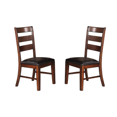 Chaises de salle à manger à dossier brun, de 2. Structure en bois massif pour la durabilité. Capacité de poids de 250 lb. Sièges rembourrés confortables avec tissu semblable au cuir. Endroits merveilleux. P 19 po x l 23 po x H 40 po chacun.
