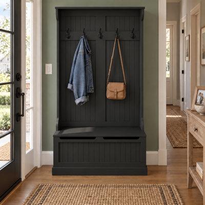 Porte-manteau de style champêtre avec panneaux, cinq crochets doubles et rangement dissimulé, avec assise intégrée, idéal pour les entrées et les vestibules.