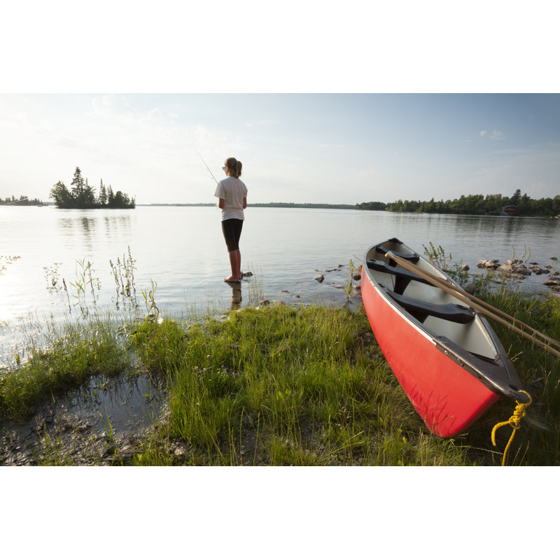 Femme pêchant dans un parc provincial au Manitoba par Mysticenergy