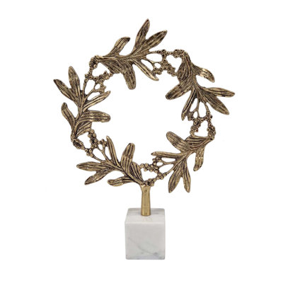 Sculpture en or 12 x 3 x 16,5 po sur fond de marbre blanc