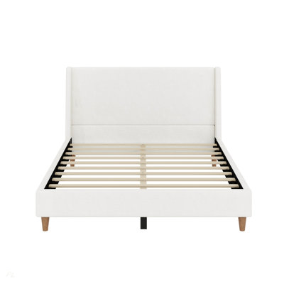 Lit plateforme tapissier blanc moderne avec tête de lit à oreilles et pieds en bois de noyer