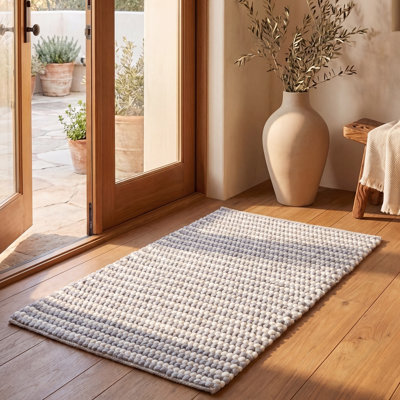 Tapis rayé fabriqué à la main Cleodora en ivoire / gris