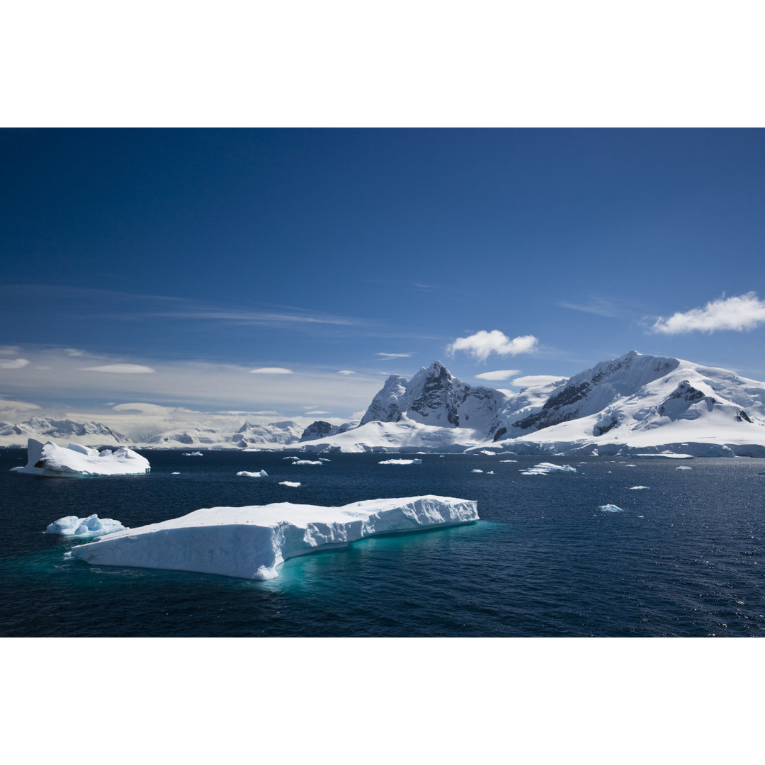 Eis und schneebedeckte Berge mit Wasser im Paradieshafen