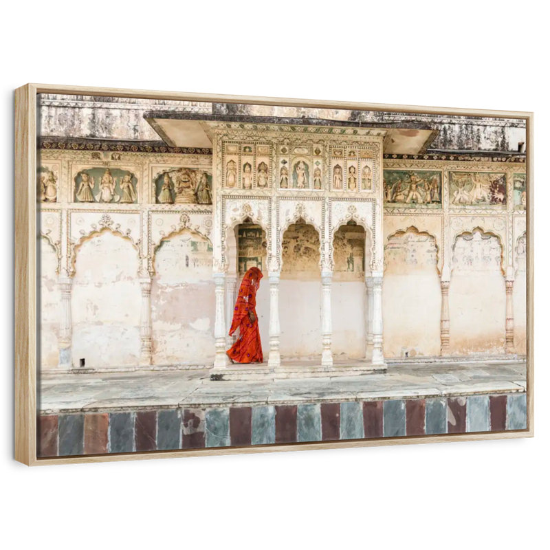 Dame en sari rouge, 19 po x 13 po, Cadre flottant en bois naturel