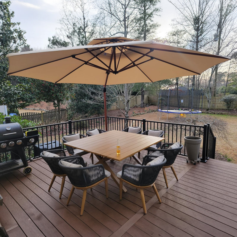 Parasol en porte-à-faux rond en bois avec base Epperly, Beige, H 108 po x l 132 po x P 132 po
