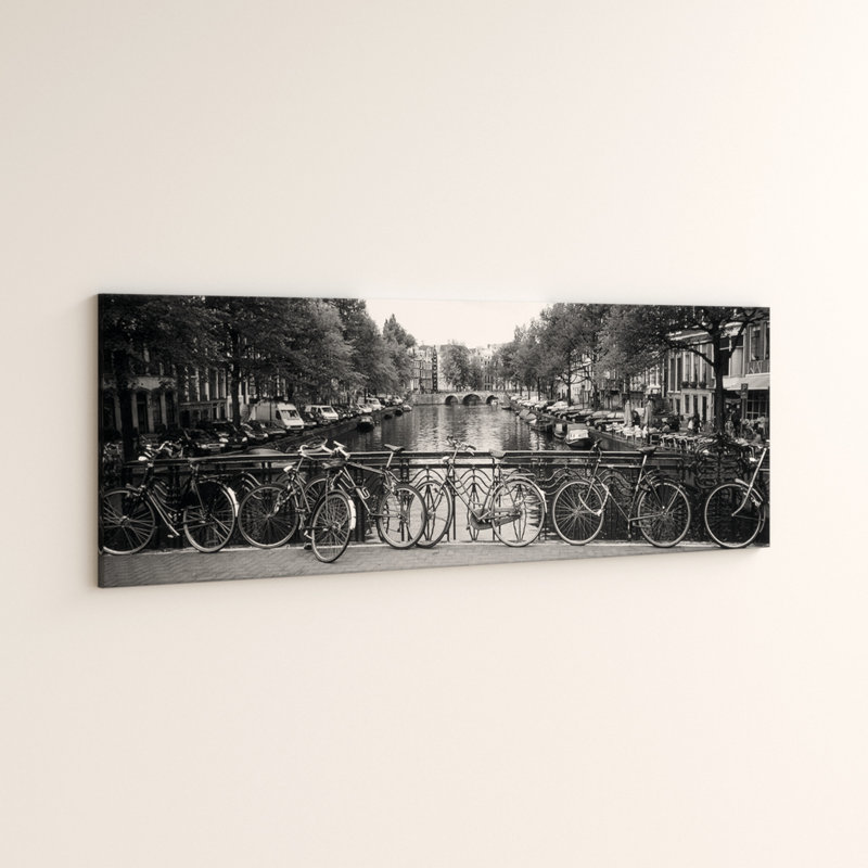 «Vélo appuyé contre une balustrade» par Panoramic Images - impression sur toile tendue, H 16 po x l 48 po x P 1,5 po