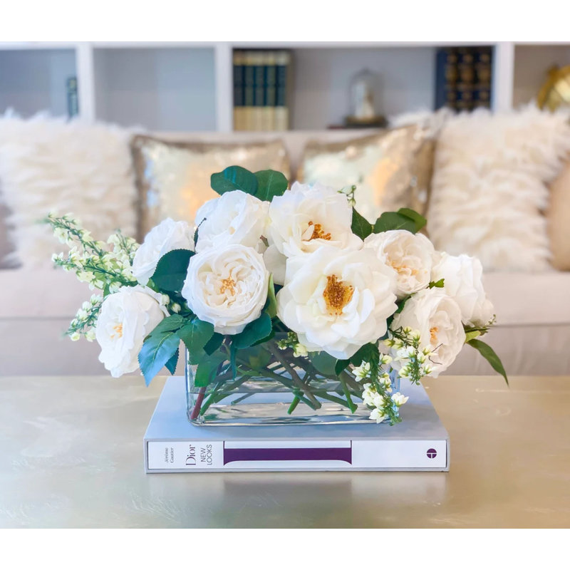 Grand arrangement de fausses fleurs de Austin