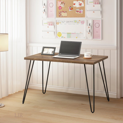 Bureau rustique en chêne avec accents métalliques et conception ouverte, parfait pour les espaces de travail compacts et élégants.