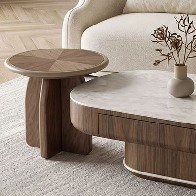 Ensemble de tables basses en marbre de style médiéval
