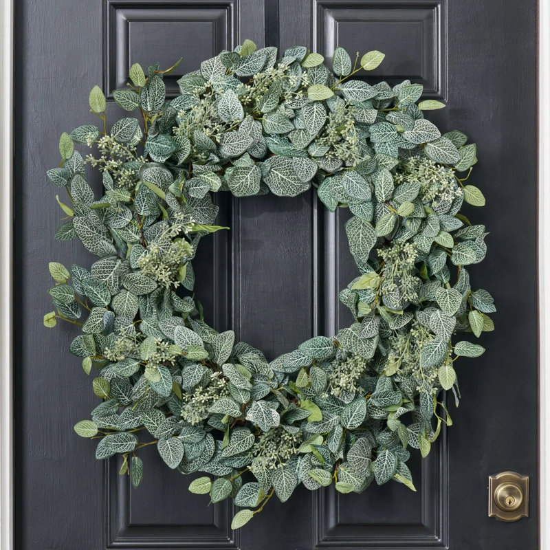 Couronne de porte d'entrée décorative en toutes saisons, composée de feuilles de fittonia verte et de graines d'eucalyptus - 66 cm (26 pouces)
