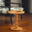 Table d'appoint ronde avec plateau de table en panneau de fibres à densité moyenne et pieds en bois de chêne massif