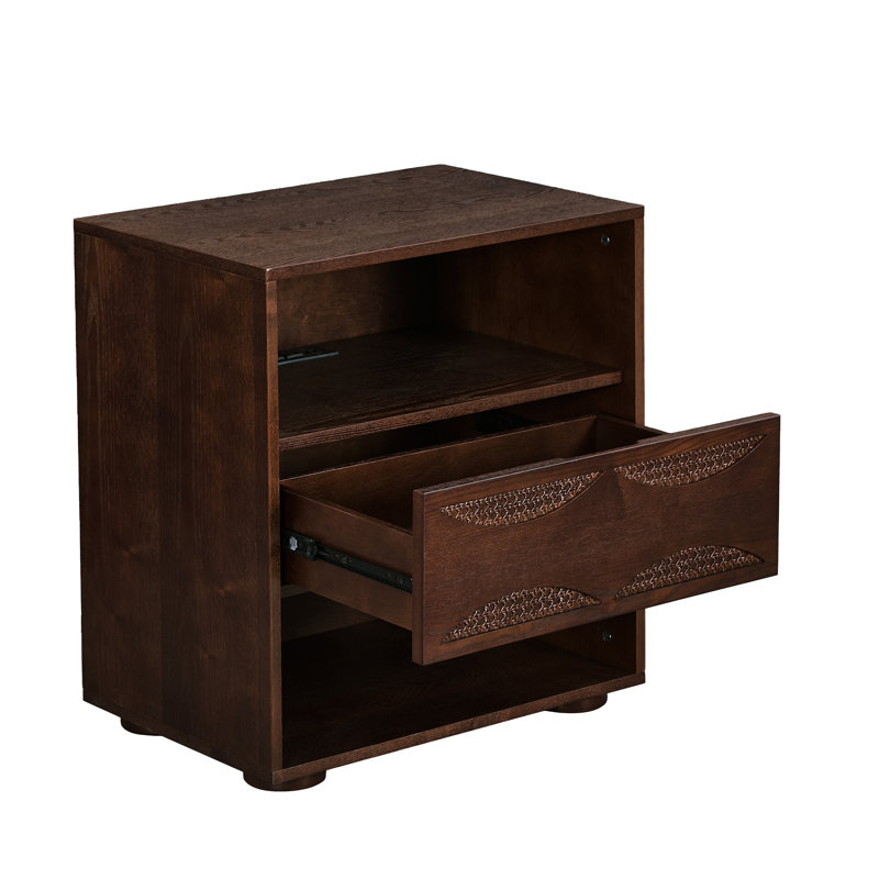 Table de chevet moderne en rotin du milieu du siècle avec station de recharge, table d'appoint au fini noyer avec tiroir et tablette ouverte, pieds en bois massif