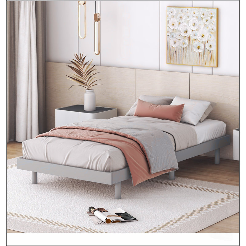 Cadre de lit flottant au design moderne avec lattes en contreplaqué durable et pieds en bois d'hévéa pour une stabilité accrue.
