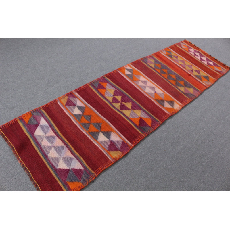 Découvrez le confort de ce tapis turc rouge qui embellira votre chambre à coucher ou votre chambre de bébé bohémienne