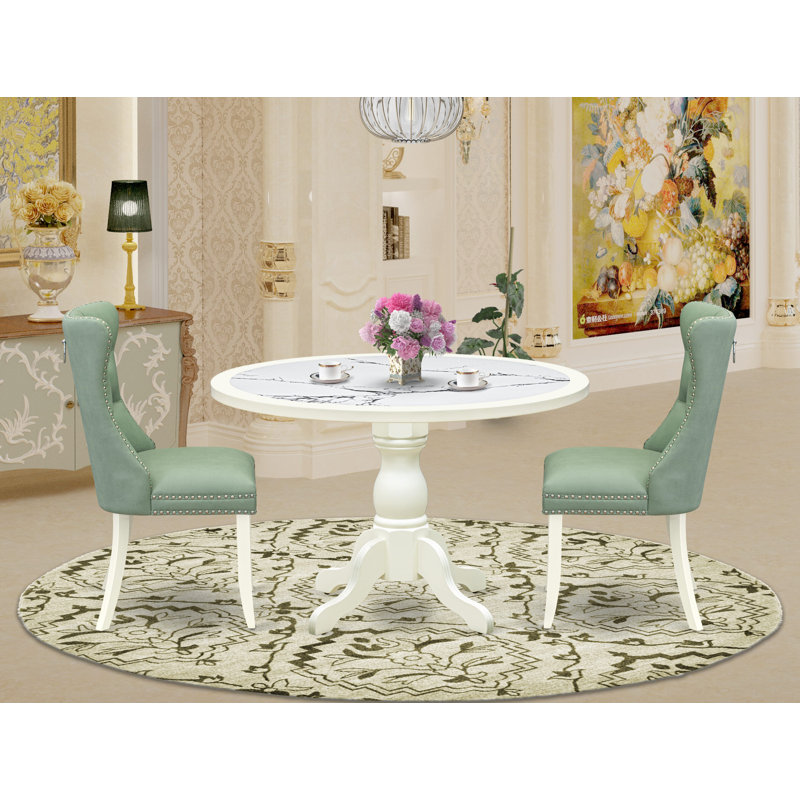 L'ensemble de table de salle à manger 3 pièces comprend une table de salle à manger avec plateau de table en marbre veiné et 2 chaises en tissu de polyester vert saule, lin blanc