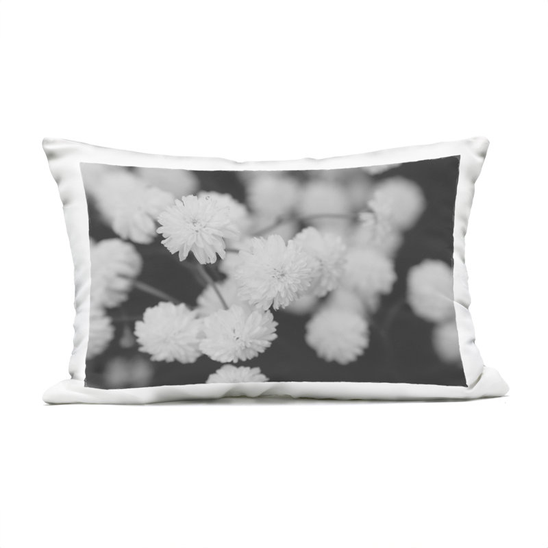 Oreiller imprimé blanc sur fond noir Dahlias blanc par ANNA Coppel