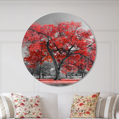 Grand arbre rouge le jour de brouillard - horloge murale moderne