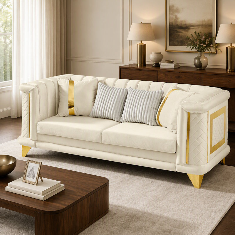 Canapé 3 places en velours luxueux avec motif à rayures capitonnées, structure aux finitions dorées, coussins en mousse à mémoire de forme et texture brodée pour un salon élégant.