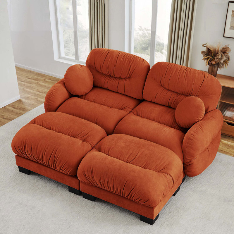Canapé orange en forme de L à 2 places en chenille plissée orange avec 2 repose-pieds, accoudoirs arrondis courbés et 2 coussins ronds