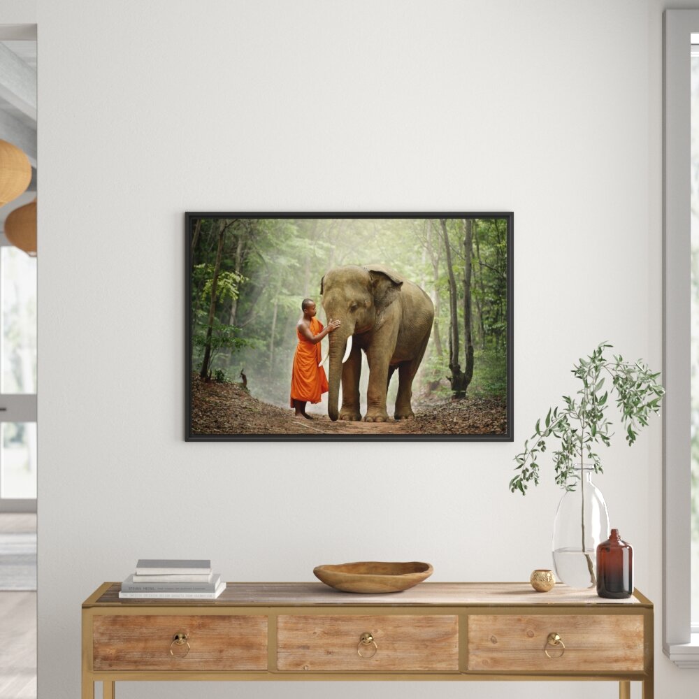 Gerahmtes Wandbild wunderschöner Elefant mit Mönch