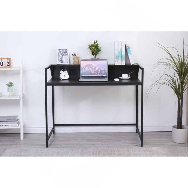Console noire étroite avec porte d'entrée moderne et petite table de canapé derrière le canapé