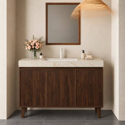 Meuble-lavabo et lavabo en bois cannelé, armoire de rangement autoportante, comptoir en pierre frittée couleur crème veinée or et lavabo en céramique avec trous prépercés pour robinetterie (1/3), couleur noyer.