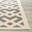 Tapis d'intérieur / extérieur gris / os tissé à plat à la main Arneshia-161823747