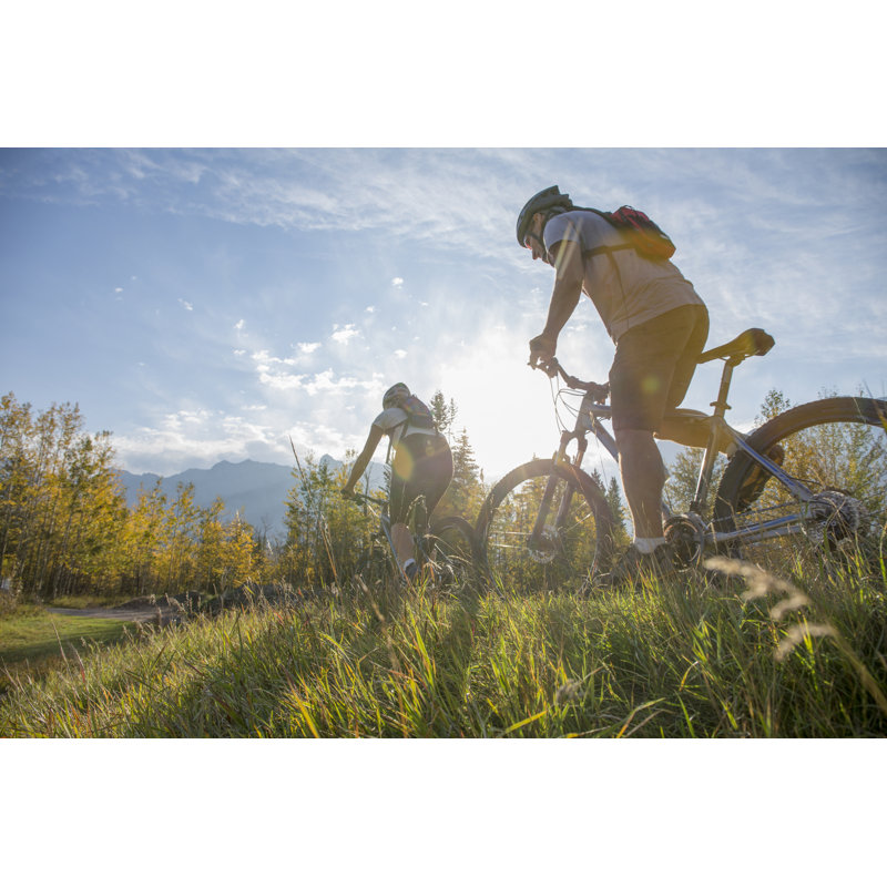 Balades en vélo de montagne en automne par AscentxMédias, H 32 po x l 48 po
