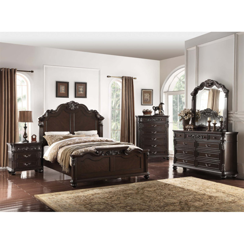 Grand lit élégant de style traditionnel avec détails sculptés complexes et tête de lit haute, parfait pour une chambre luxueuse