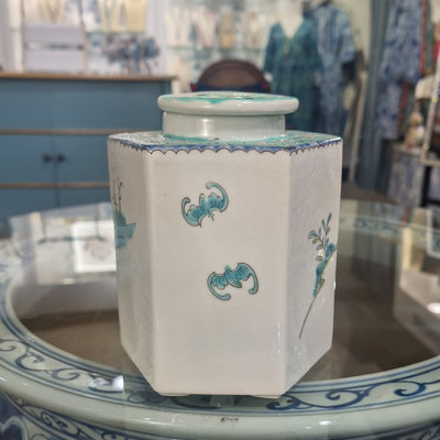 Pot en porcelaine fait à la main