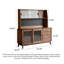 Armoire de rangement murale en bois massif contre le mur