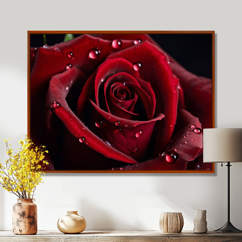 Rose rouge avec gouttes de pluie III - art mural floral, H 34 po x l 44 po x P 1,5 po, Cadre flottant brun