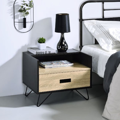 Table de chevet noire et chêne avec espace de rangement ouvert, pieds en métal, rendent votre salon de chambre à coucher plus attrayant avec un tiroir en chêne, des pieds de compartiment, fonctionnels pour l'espace